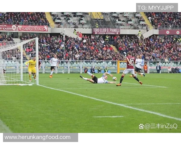 足球明星在绿茵场上展现绝技让球迷尽享激情与快乐的盛宴